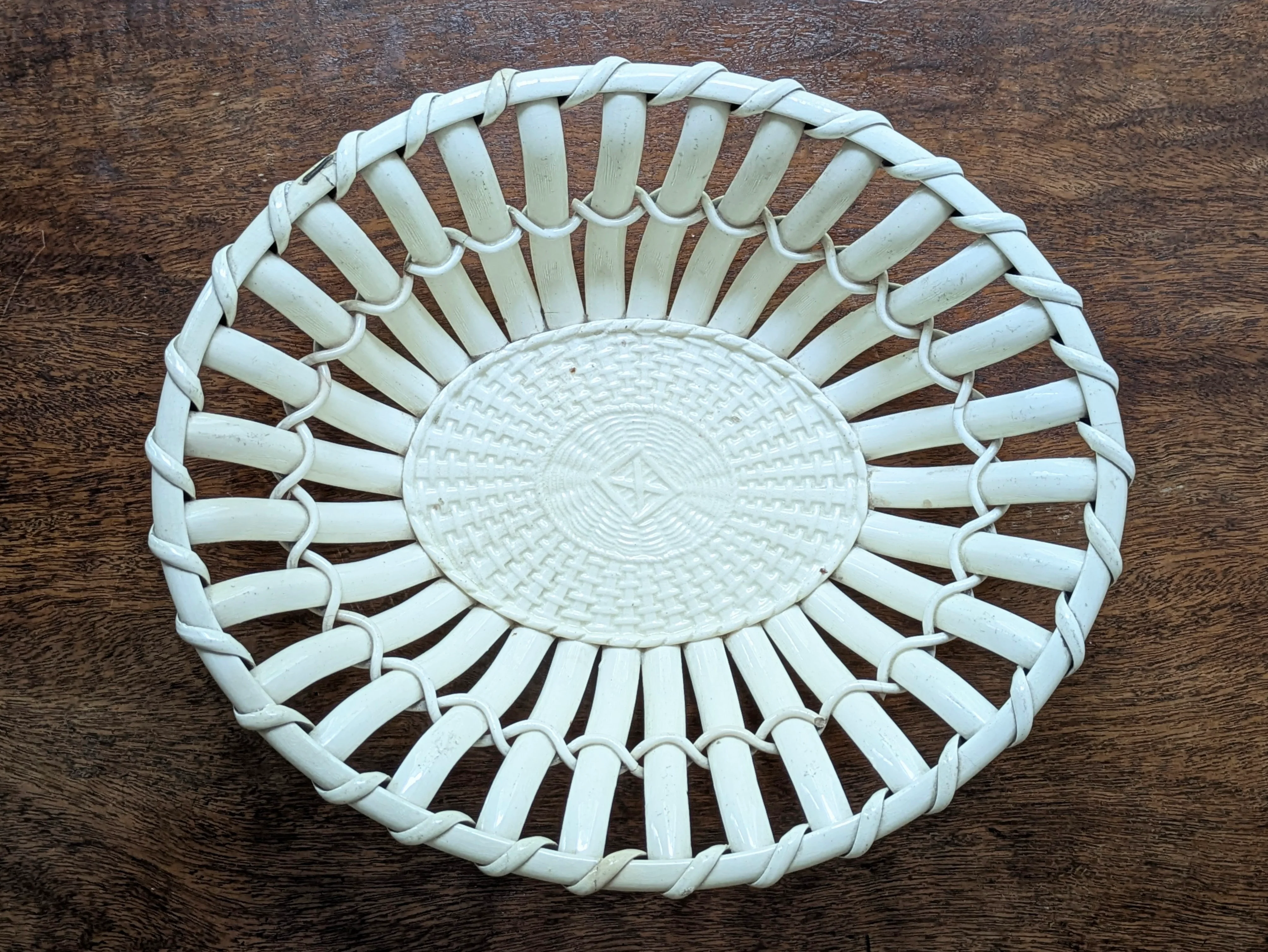 An 18th Century Wedgwood Creamware Lattice Basket - Image 2