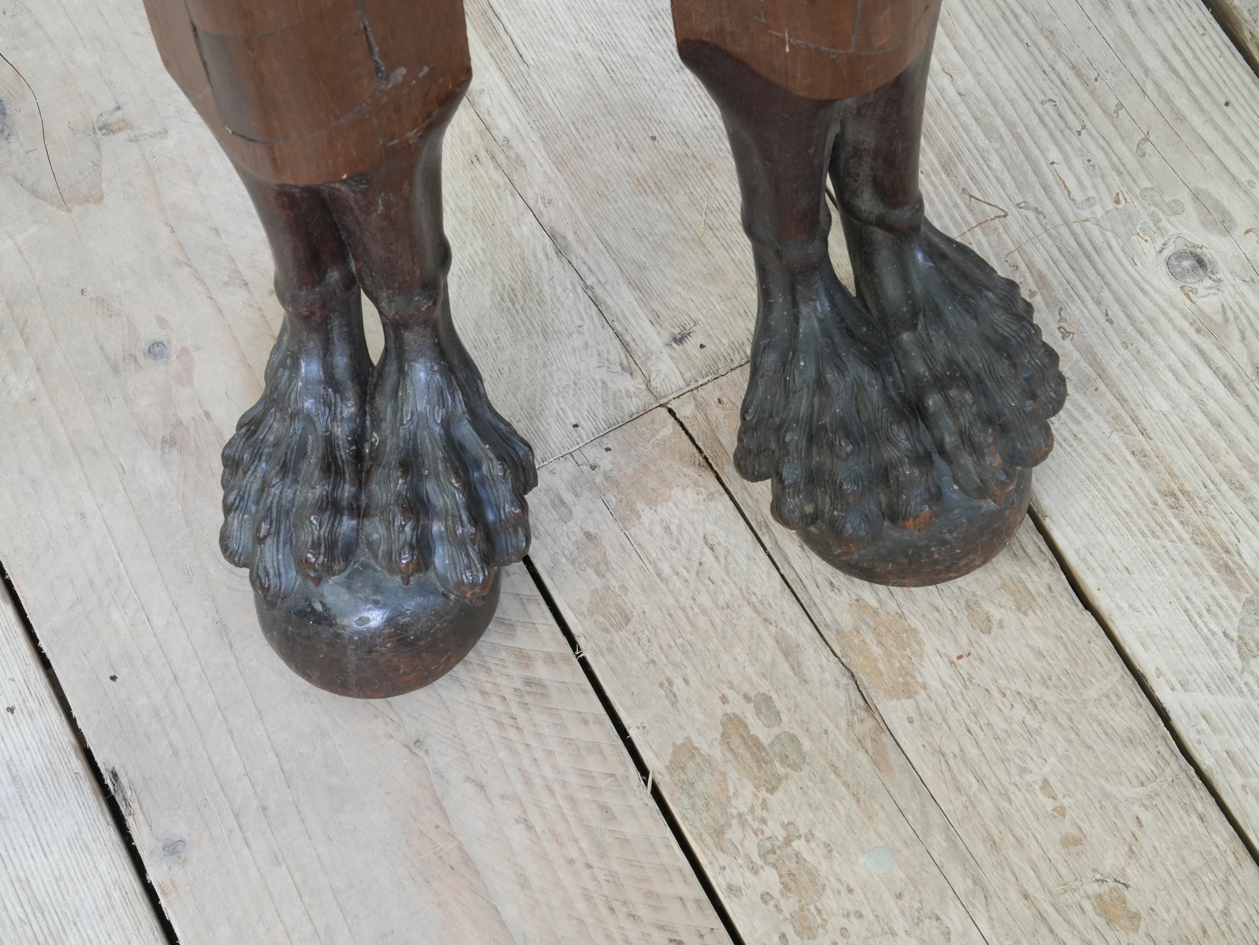 An Outstanding Pair of 18th Century Mahogany Bedposts - Image 10