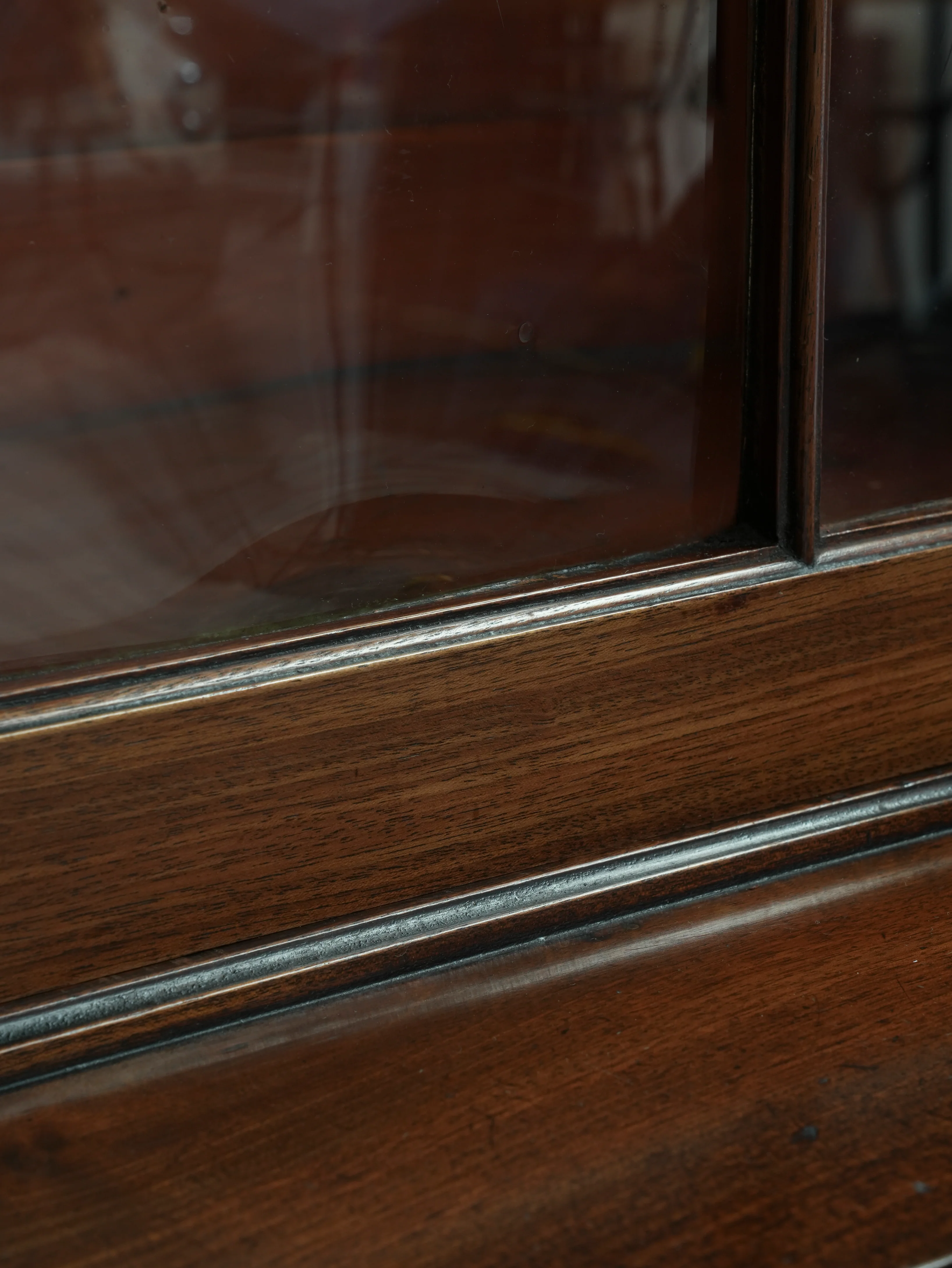 A Large George III Mahogany Breakfront Bookcase - Image 16