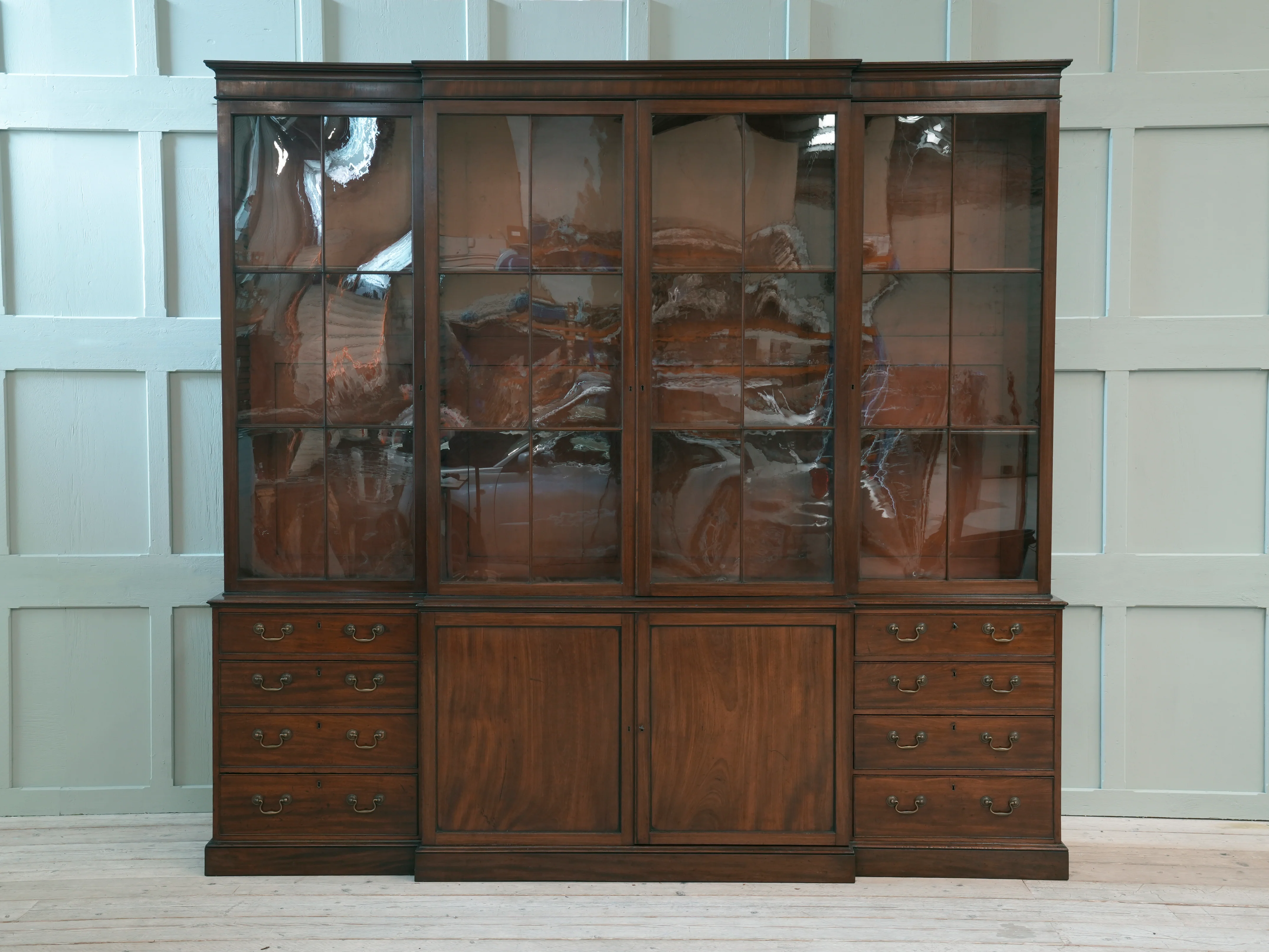 A Large George III Mahogany Breakfront Bookcase - Image 3