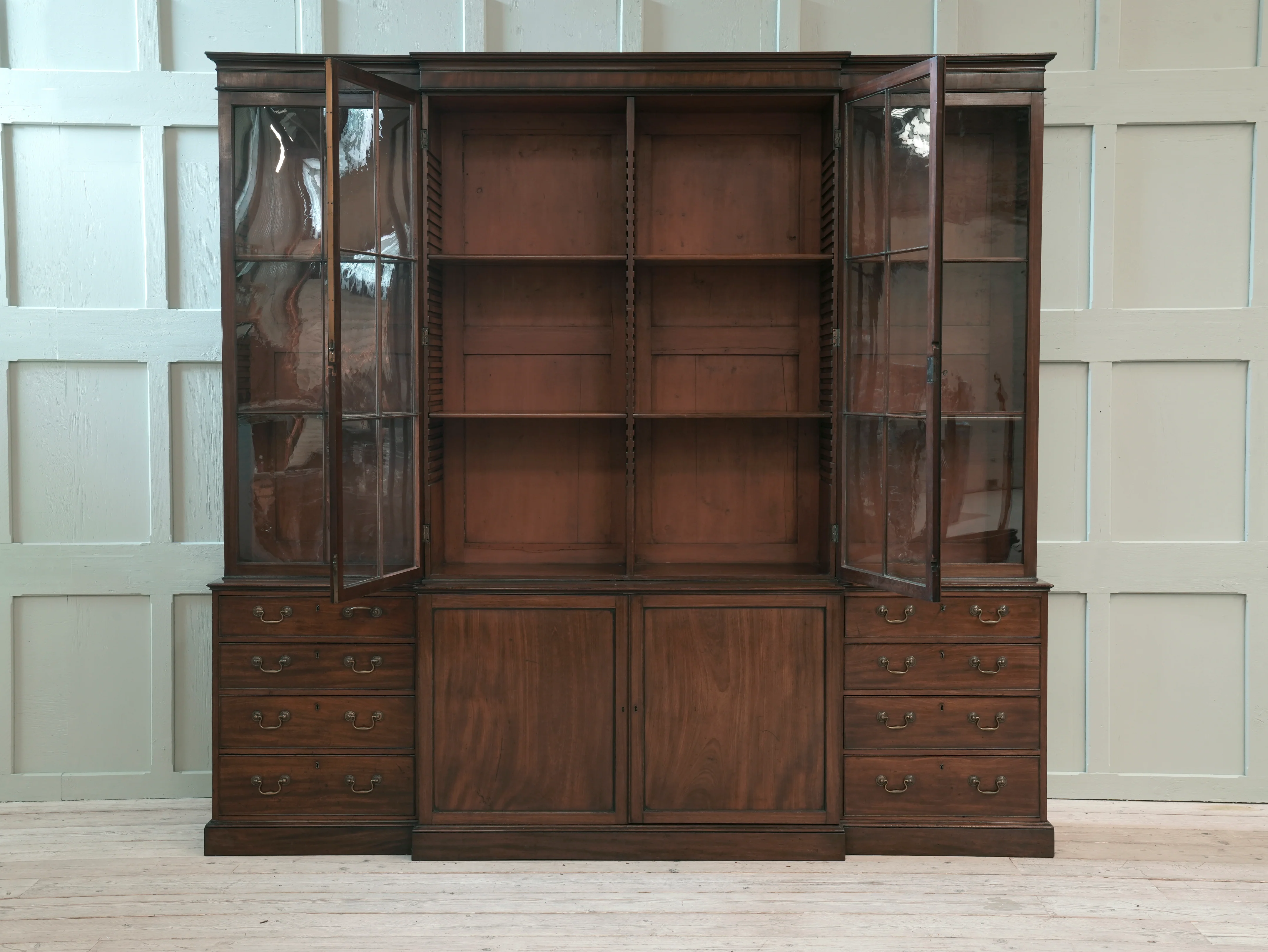 A Large George III Mahogany Breakfront Bookcase - Image 4