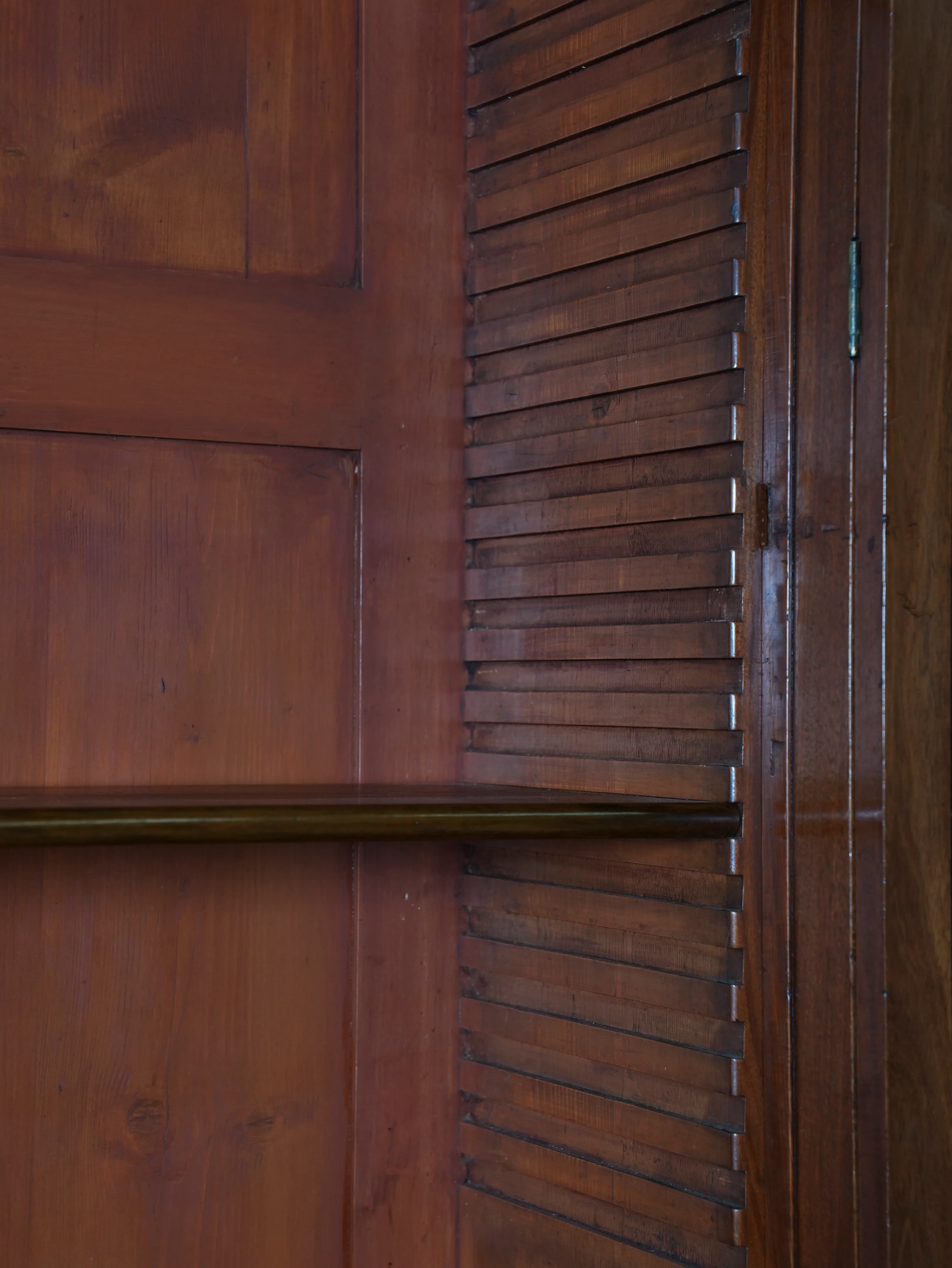 A Large George III Mahogany Breakfront Bookcase - Image 8