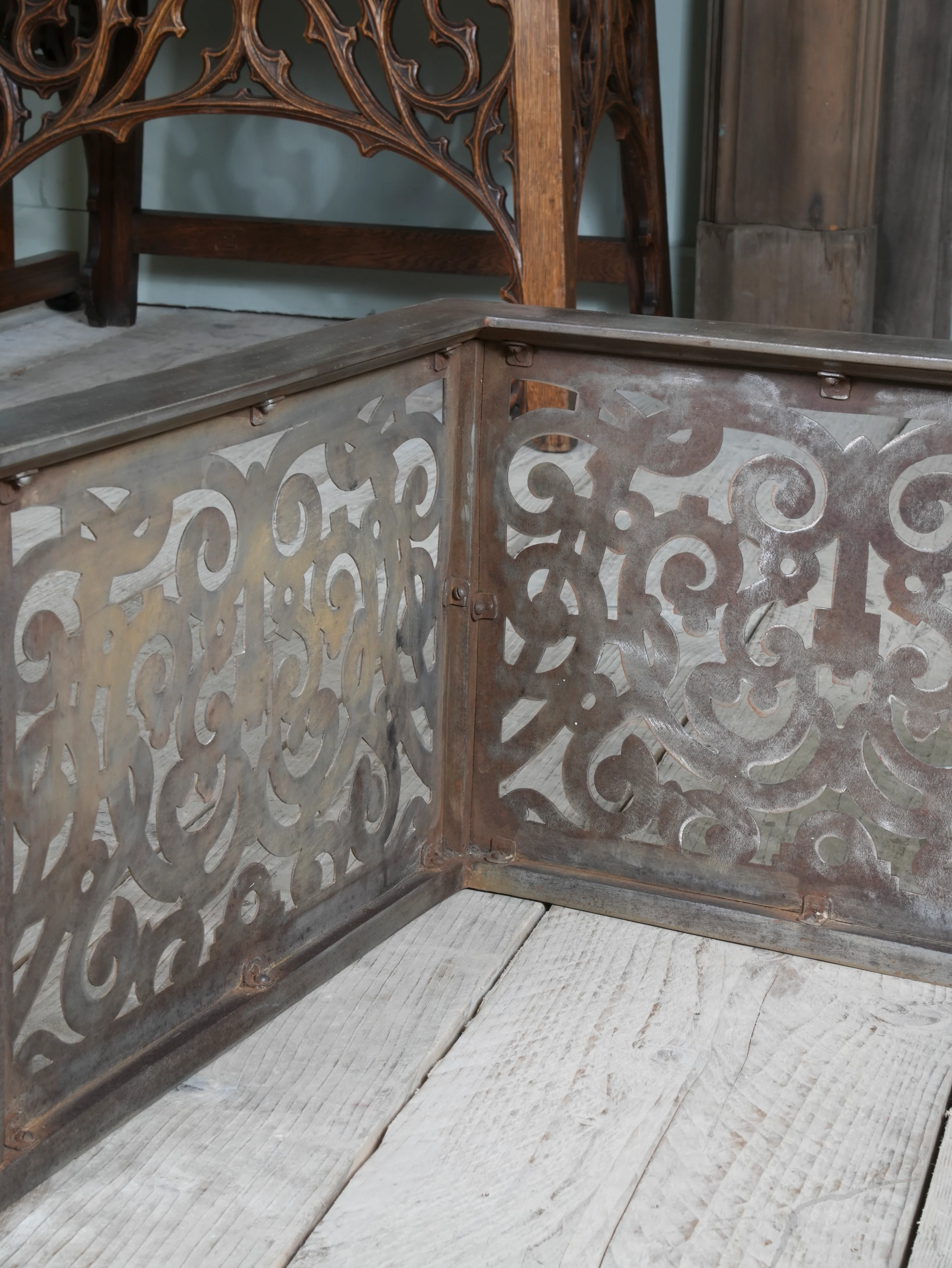 An Edwardian Pierced Steel Fireplace Fender - Image 12