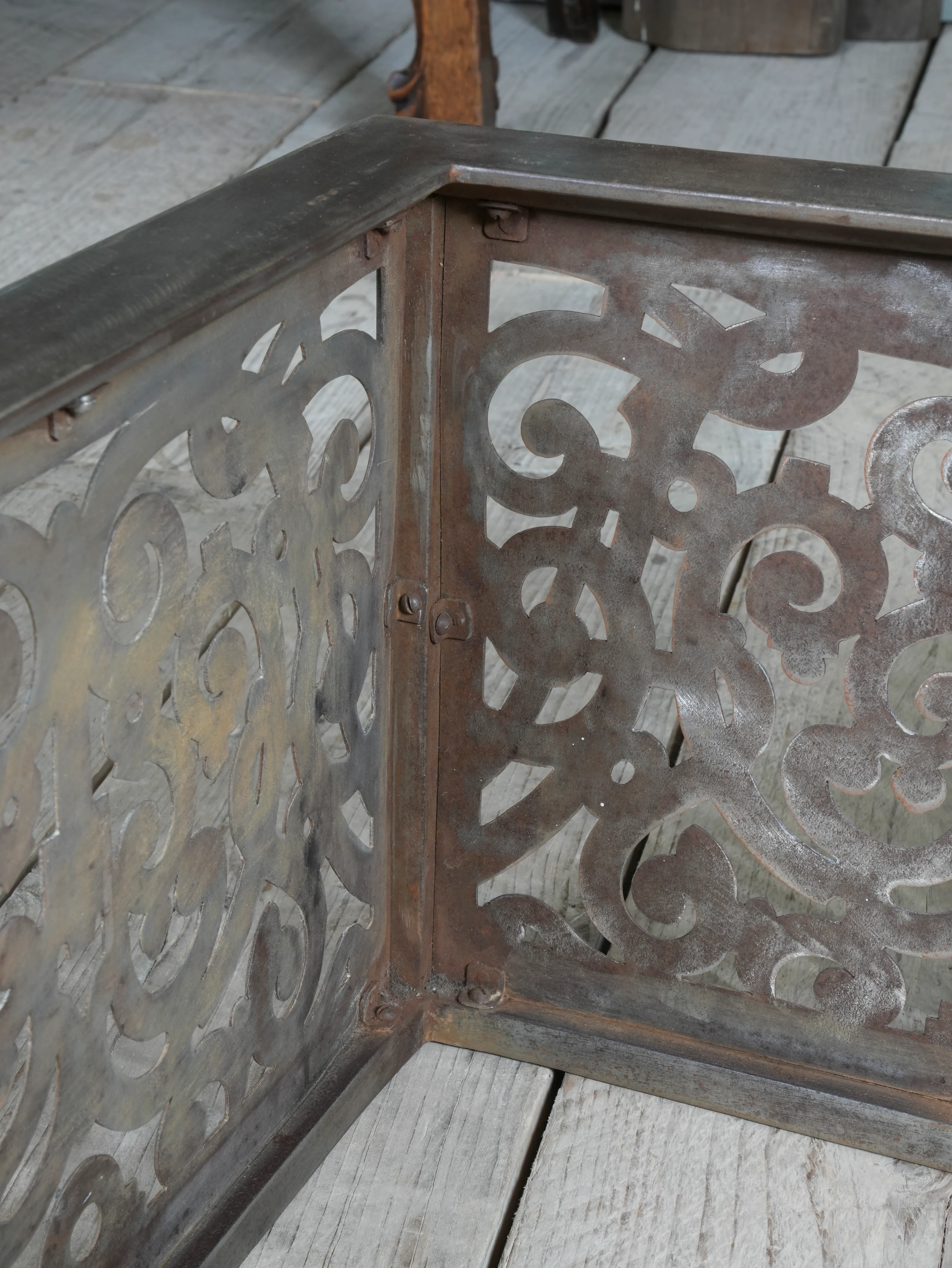 An Edwardian Pierced Steel Fireplace Fender - Image 13