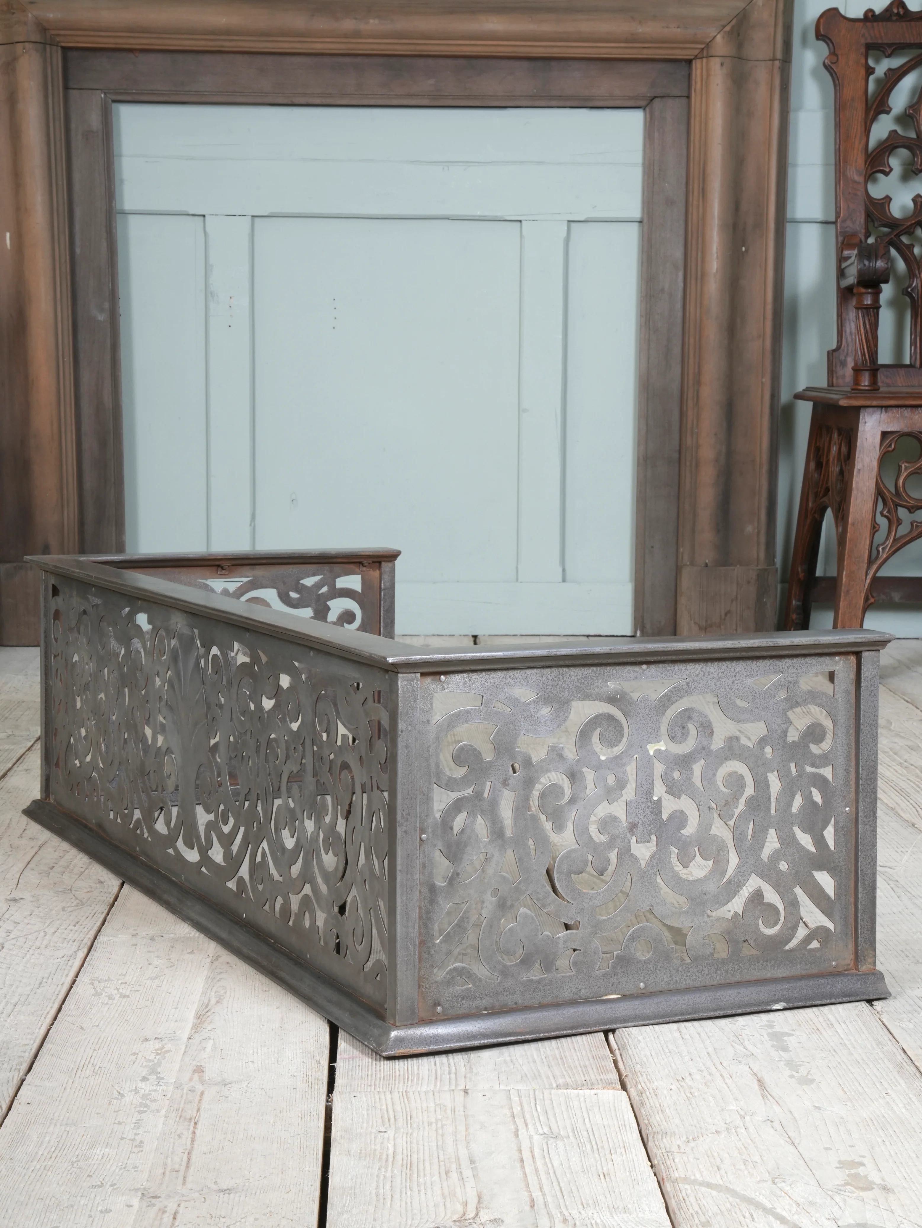 An Edwardian Pierced Steel Fireplace Fender - Image 2