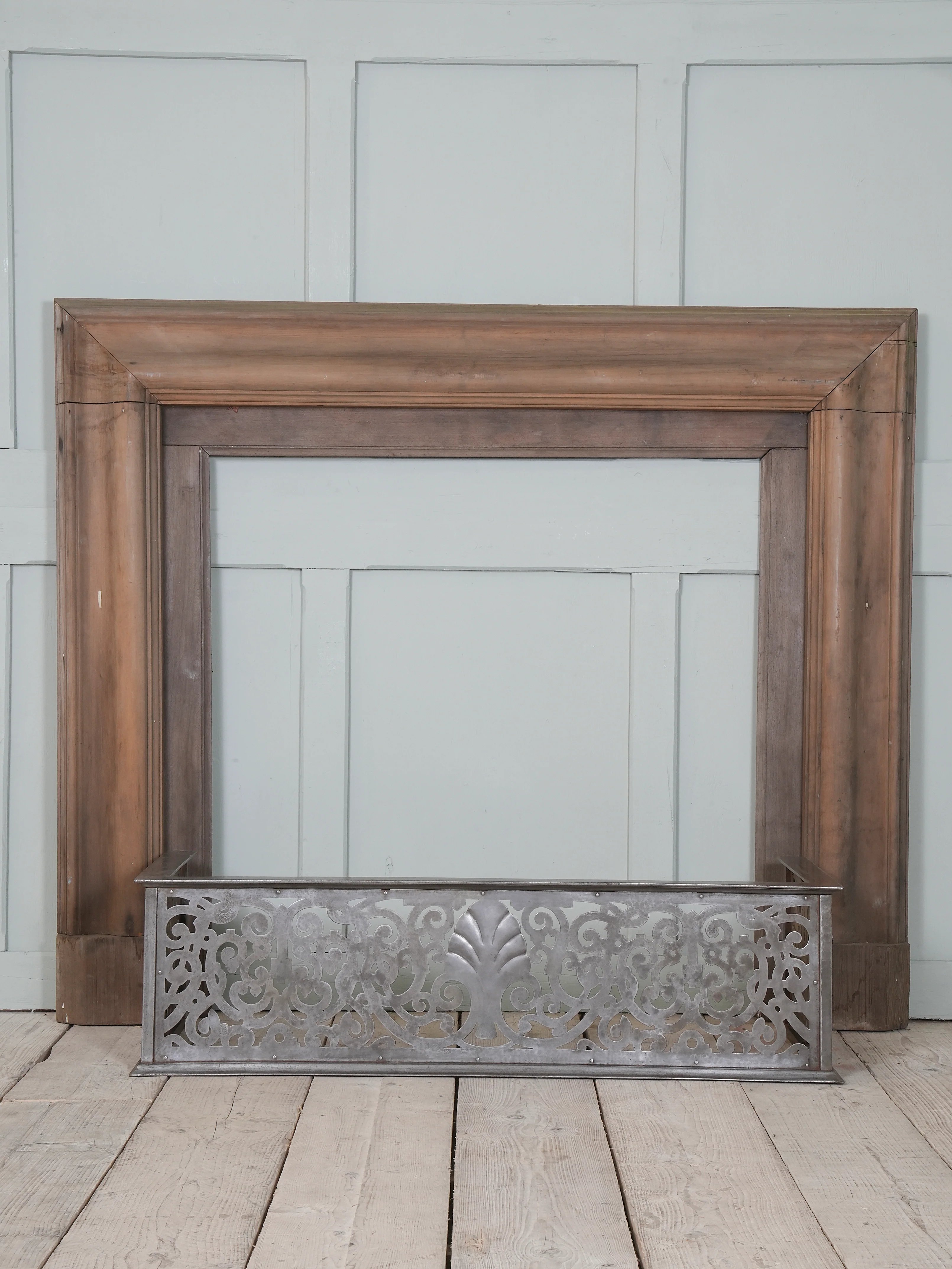An Edwardian Pierced Steel Fireplace Fender - Image 5