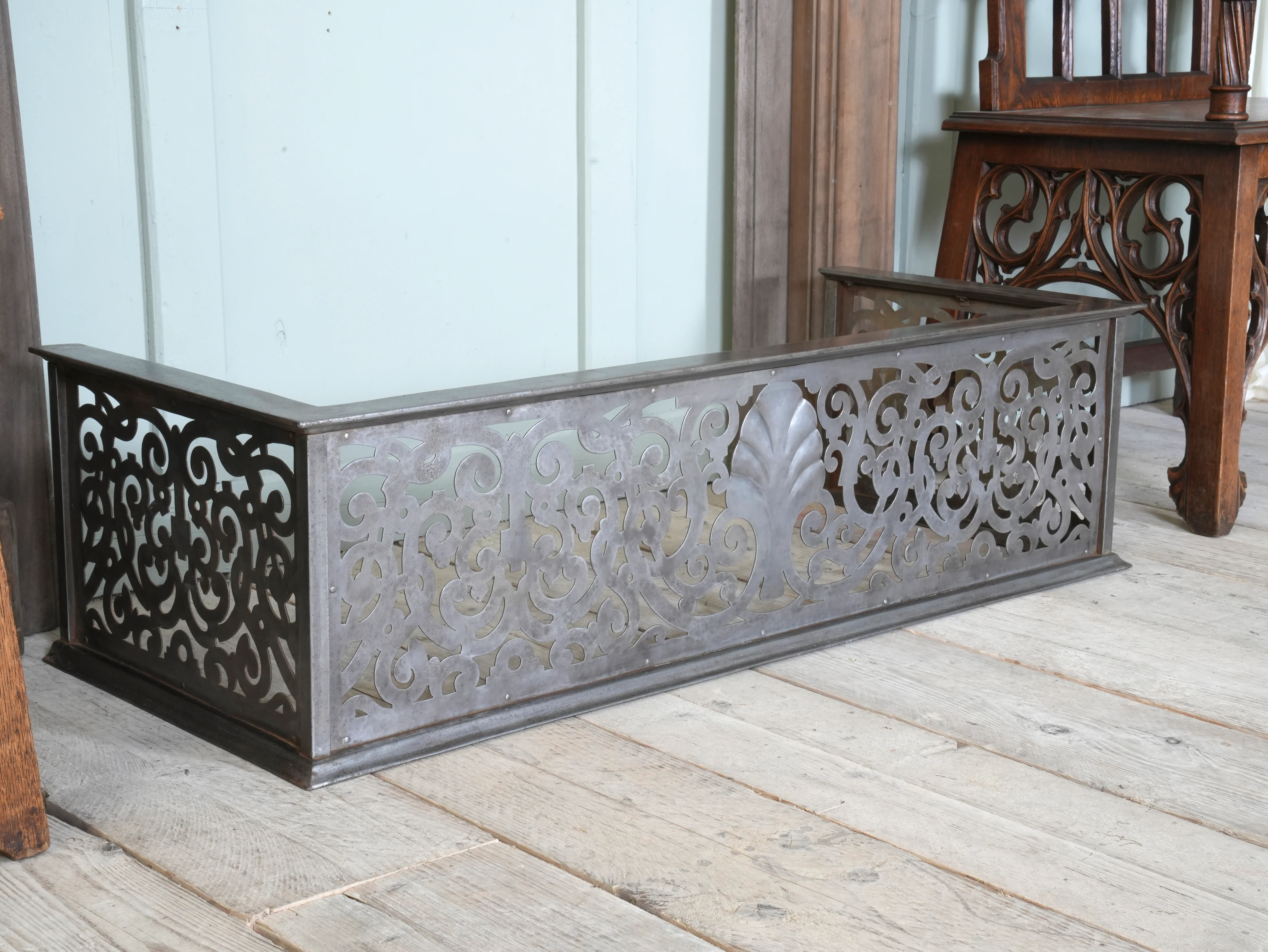 An Edwardian Pierced Steel Fireplace Fender - Image 6