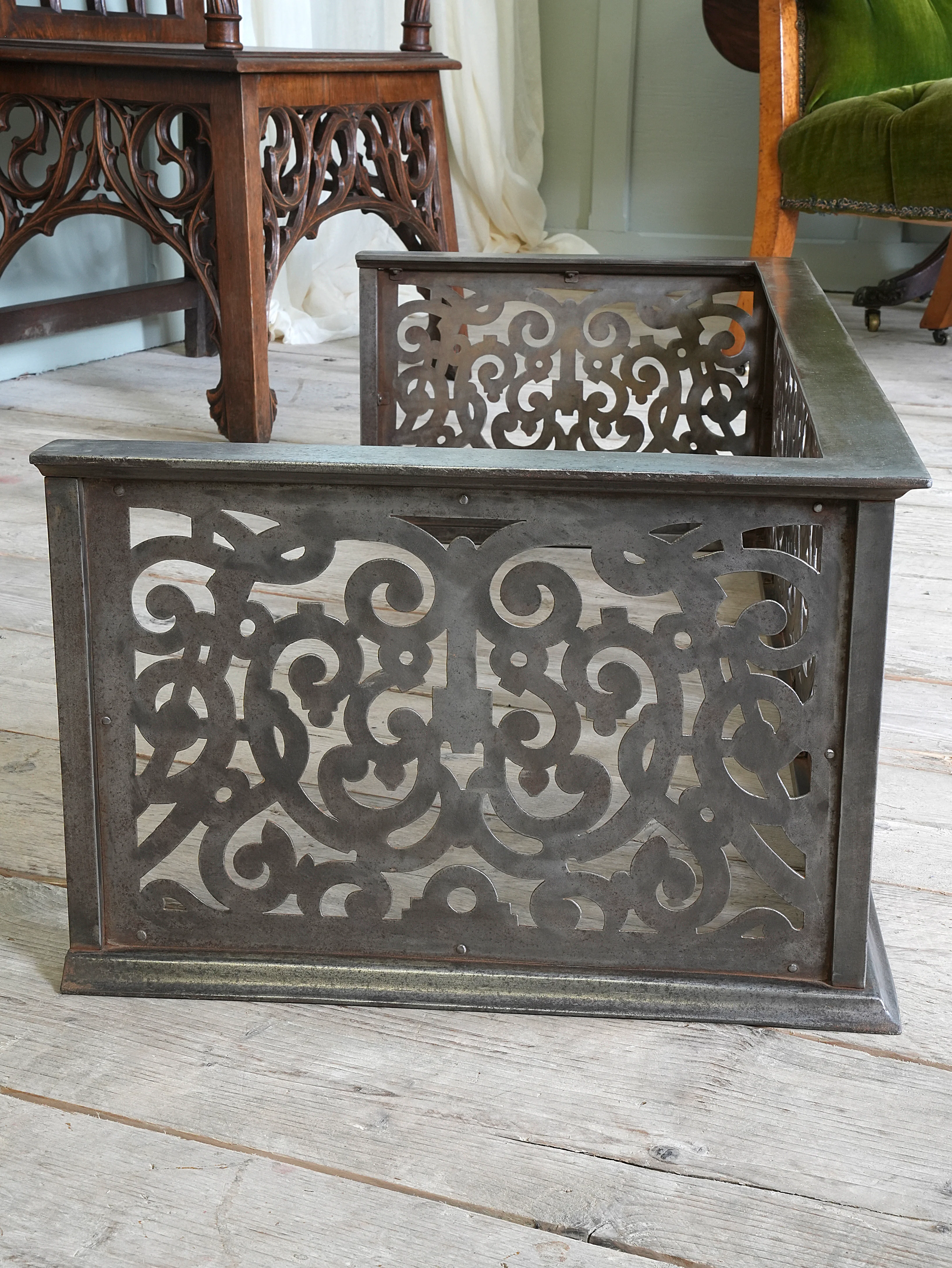 An Edwardian Pierced Steel Fireplace Fender - Image 7