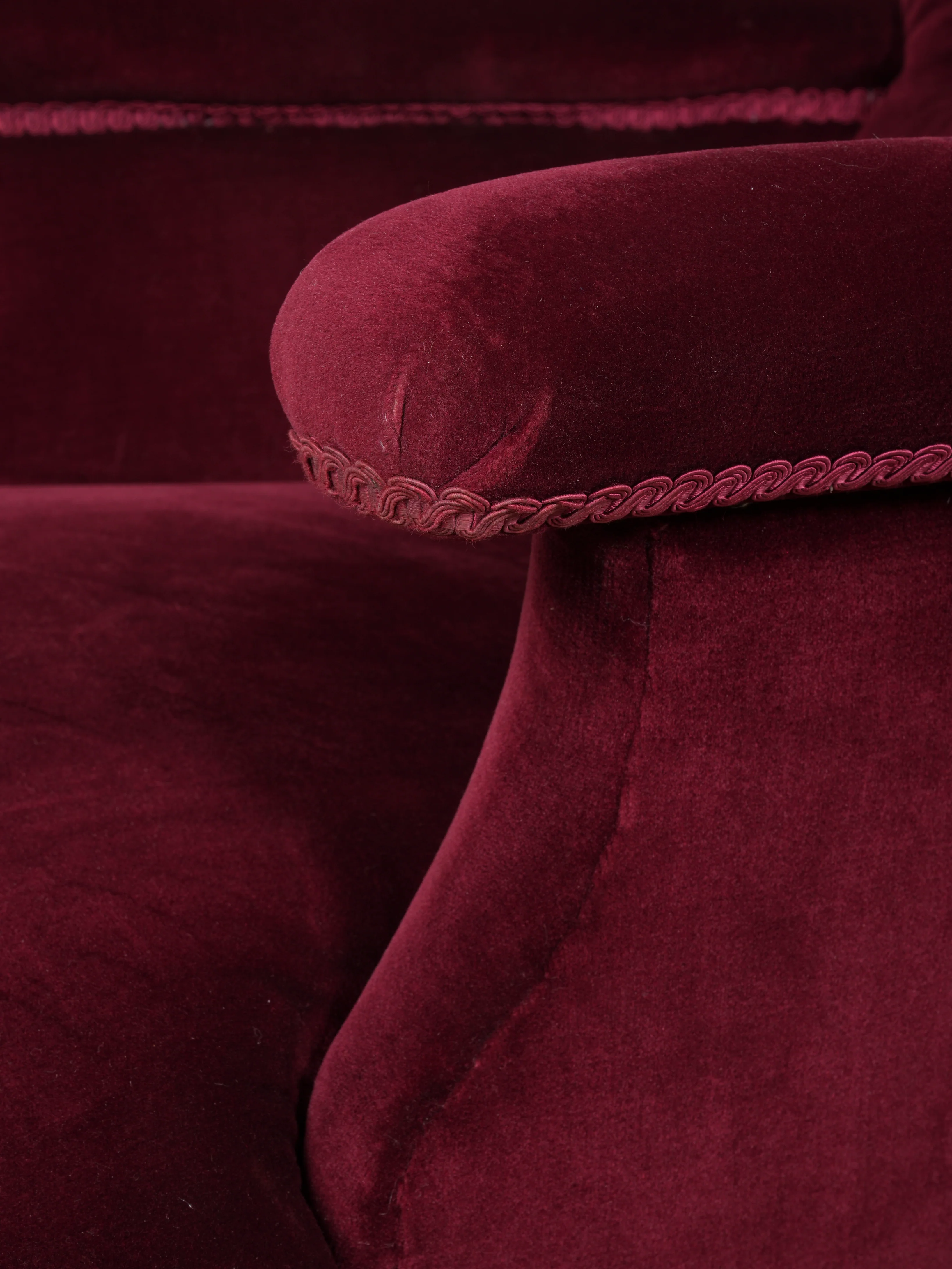 A Howard & Sons Buttoned Back Armchair - Image 9