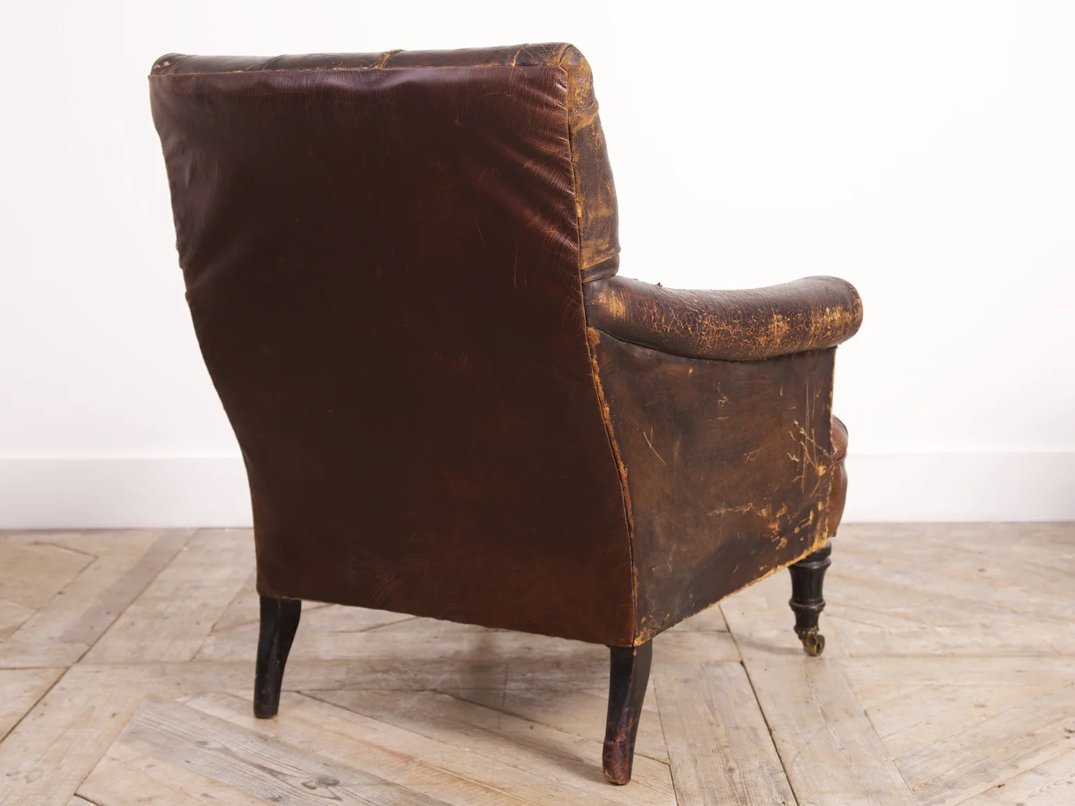Buttoned Leather Armchair - Image 4