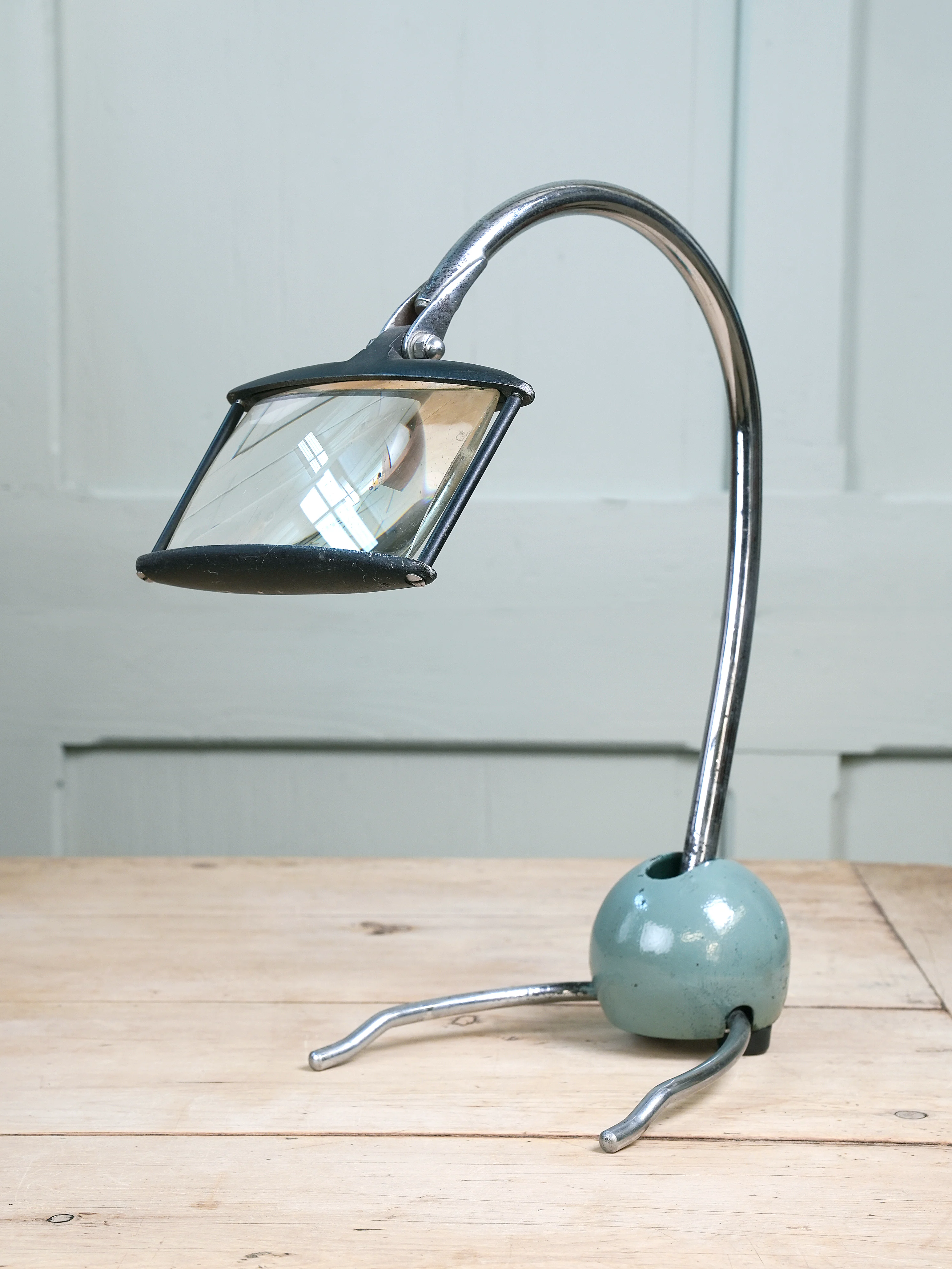 A Desk Magnifying Glass on Stand - Image 2