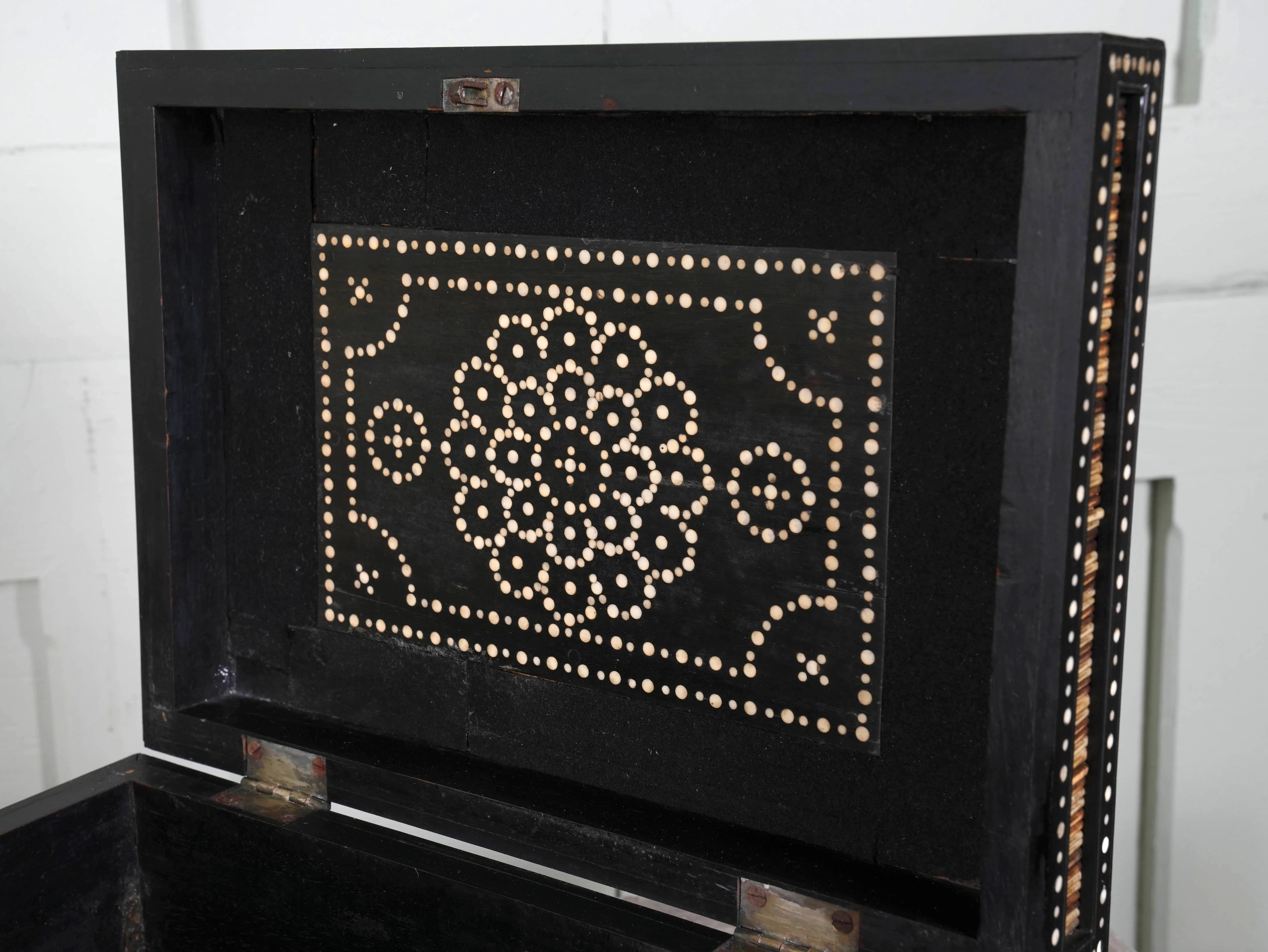 An Anglo Indian Porcupine Quill & Ebony Dressing Table Box - Image 12